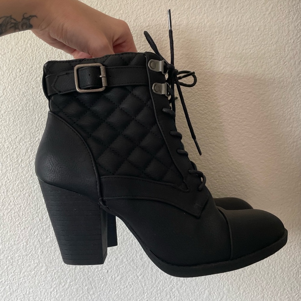 BLACK HEEL ANKLE BOOTIES!